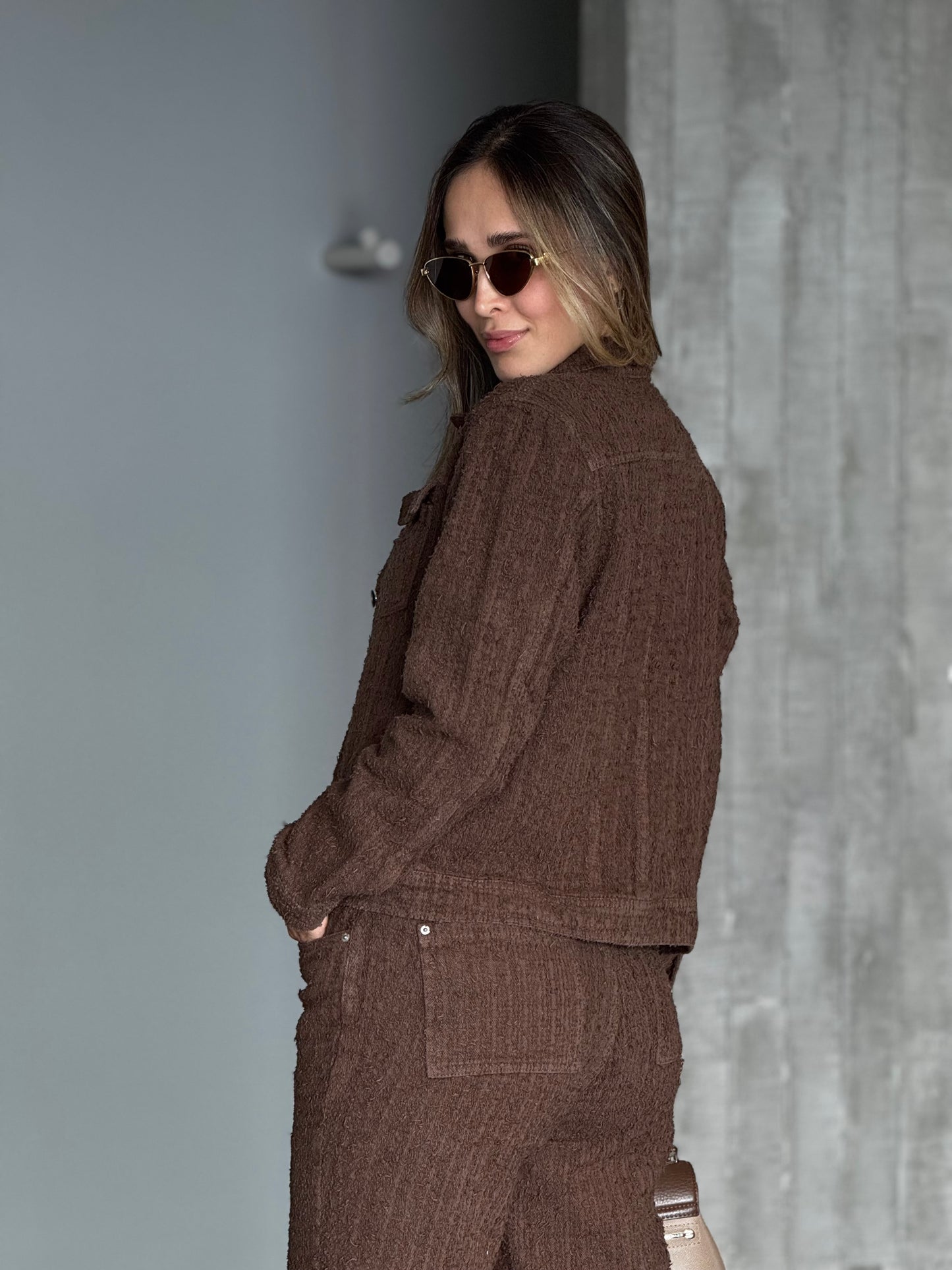 Chaqueta Texturizada Rígida Café REF 125302